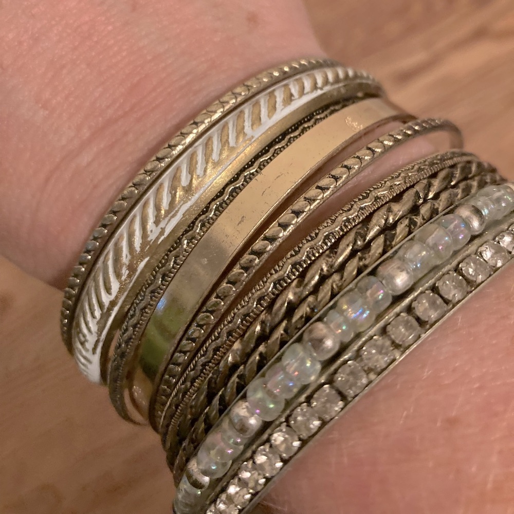 Lot of 9 gold-tone bangles 💃